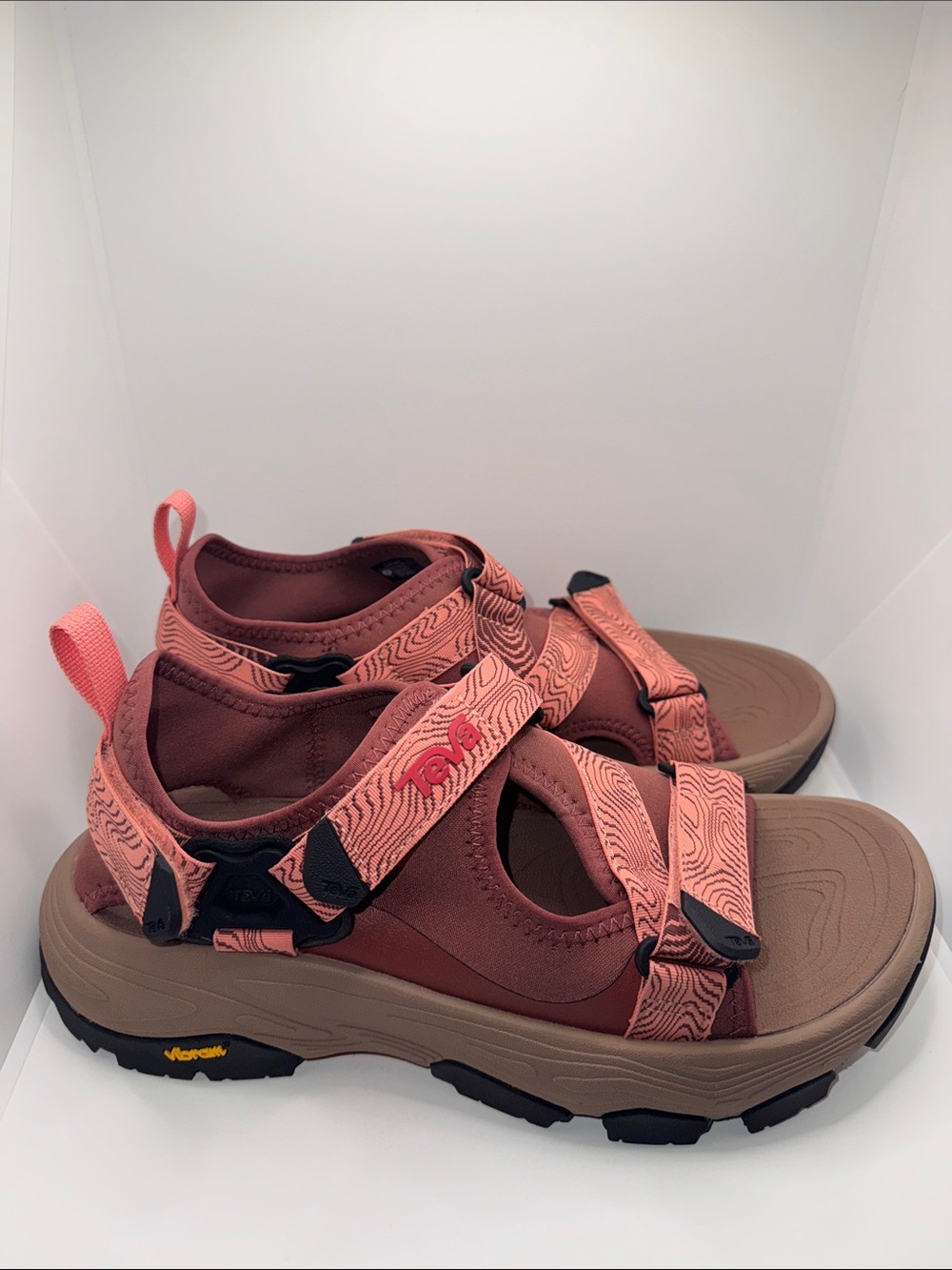 TEVA Grandview Max Hiking Sandals Women's
Size 9 Mahogany & Blooming Dahlia